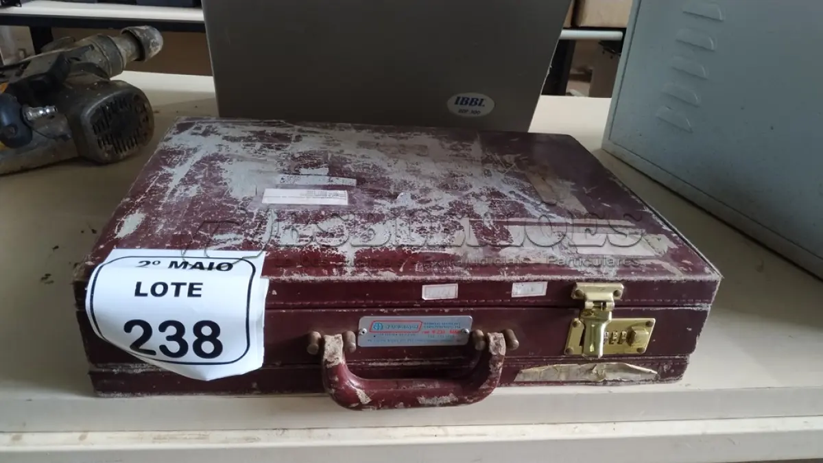 LOTE 238 - 01 MALETA COM SENHA E 01 BALANÇA MARCA KRATOS. (NO ESTADO) ATENÇÃO! FAZER A VISITAÇÃO ANTES DE ARREMATAR, NÃO SABEMOS SE FUNCIONA, LEILÃO NÃO TEM GARANTIA E NEM DEVOLUÇÃO, SUJEITO A POSSÍVEIS AVARIAS VISÍVEIS/OCULTAS E/OU AUSÊNCIA DE COMPONENTES.