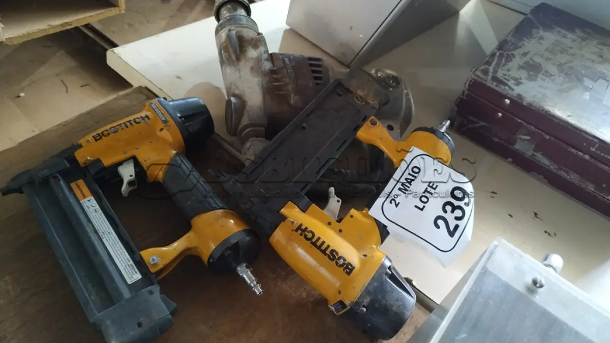 LOTE 239 - 02 GRAMPEADORES DE PISO MARCA BOSTITCH E 01 MARTELETE PERFURADOR. (NO ESTADO) ATENÇÃO! FAZER A VISITAÇÃO ANTES DE ARREMATAR, NÃO SABEMOS SE FUNCIONA, LEILÃO NÃO TEM GARANTIA E NEM DEVOLUÇÃO, SUJEITO A POSSÍVEIS AVARIAS VISÍVEIS/OCULTAS E/OU AUSÊNCIA DE COMPONENTES.
