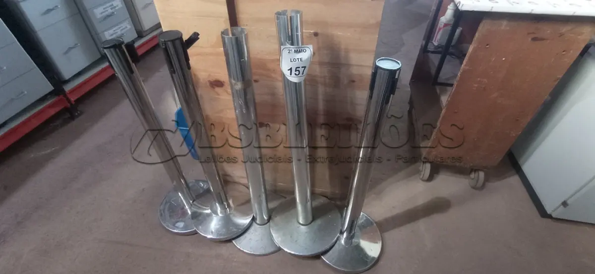 LOTE 157 - 05 PEDESTAIS ORGANIZADOR DE FILA EM INOX. (NO ESTADO) ATENÇÃO! FAZER A VISITAÇÃO ANTES DE ARREMATAR, NÃO SABEMOS SE FUNCIONA, LEILÃO NÃO TEM GARANTIA E NEM DEVOLUÇÃO, SUJEITO A POSSÍVEIS AVARIAS VISÍVEIS/OCULTAS E/OU AUSÊNCIA DE COMPONENTES.