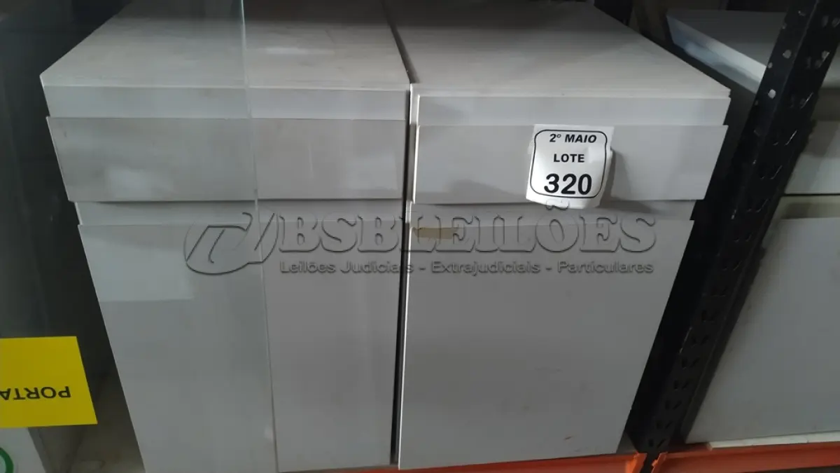 LOTE 320 - 02 ARMÁRIOS PARA CPU COM 01 PORTA E 01 GAVETA. (NO ESTADO) ATENÇÃO! FAZER A VISITAÇÃO ANTES DE ARREMATAR, NÃO SABEMOS SE FUNCIONA, LEILÃO NÃO TEM GARANTIA E NEM DEVOLUÇÃO, SUJEITO A POSSÍVEIS AVARIAS VISÍVEIS/OCULTAS E/OU AUSÊNCIA DE COMPONENTES.