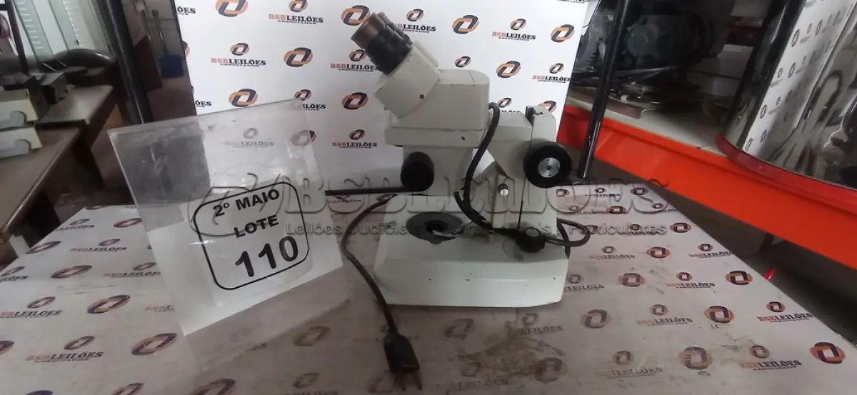 LOTE 110 - 01 MICROSCÓPIO MARCA COLEMAN. (NO ESTADO) ATENÇÃO! FAZER A VISITAÇÃO ANTES DE ARREMATAR, NÃO SABEMOS SE FUNCIONA, LEILÃO NÃO TEM GARANTIA E NEM DEVOLUÇÃO, SUJEITO A POSSÍVEIS AVARIAS VISÍVEIS/OCULTAS E/OU AUSÊNCIA DE COMPONENTES.