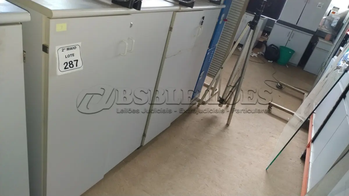 LOTE 287 - 02 ARMÁRIOS EM MADEIRA COM 02 PORTAS CADA. (NO ESTADO) ATENÇÃO! FAZER A VISITAÇÃO ANTES DE ARREMATAR, NÃO SABEMOS SE FUNCIONA, LEILÃO NÃO TEM GARANTIA E NEM DEVOLUÇÃO, SUJEITO A POSSÍVEIS AVARIAS VISÍVEIS/OCULTAS E/OU AUSÊNCIA DE COMPONENTES.