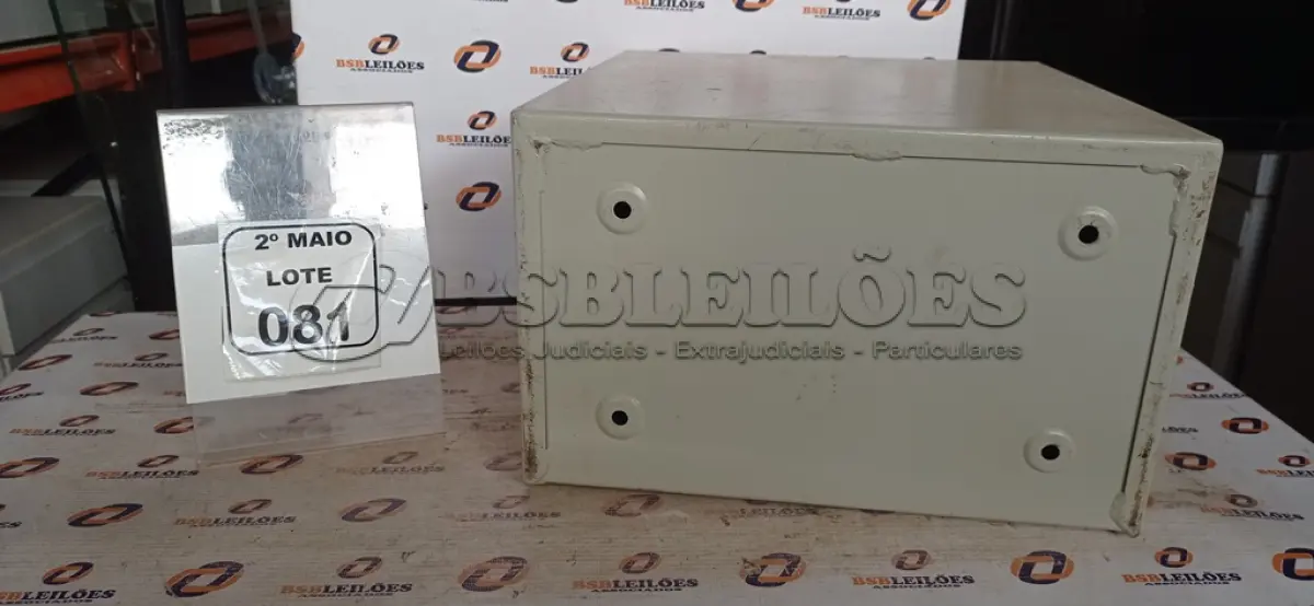 LOTE 081 - 01 COFRE DIGITAL. (NO ESTADO) ATENÇÃO! FAZER A VISITAÇÃO ANTES DE ARREMATAR, NÃO SABEMOS SE FUNCIONA, LEILÃO NÃO TEM GARANTIA E NEM DEVOLUÇÃO, SUJEITO A POSSÍVEIS AVARIAS VISÍVEIS/OCULTAS E/OU AUSÊNCIA DE COMPONENTES.