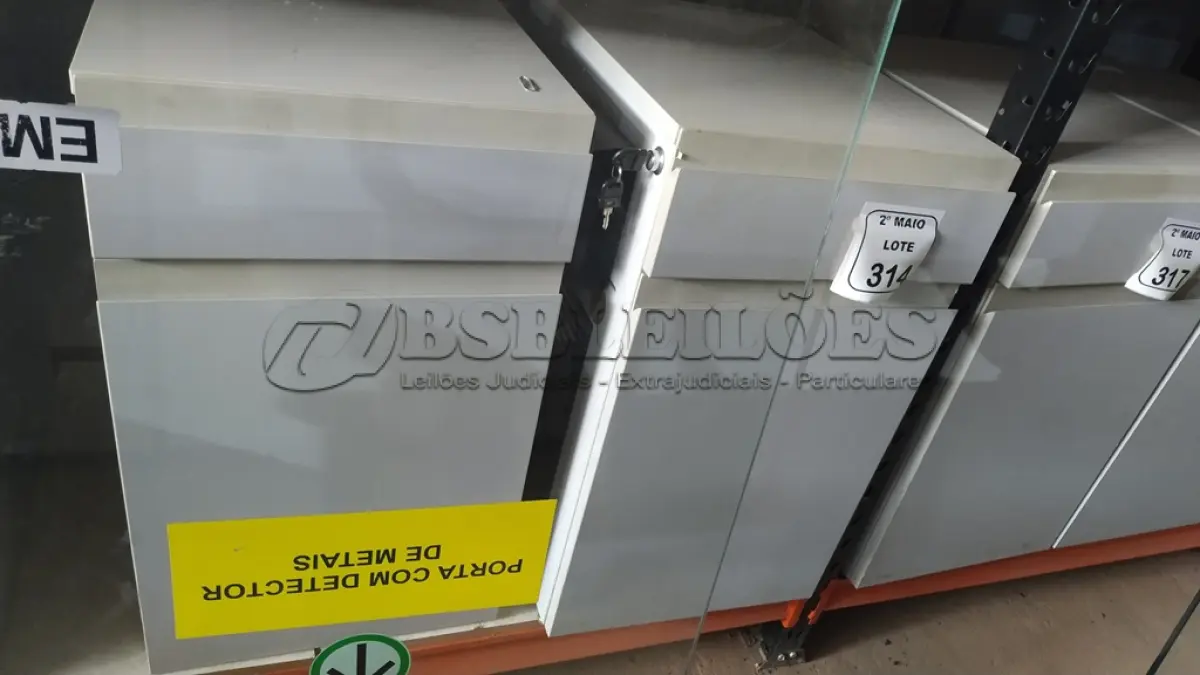 LOTE 314 - 02 ARMÁRIOS PARA CPU COM 01 PORTA E 01 GAVETA. (NO ESTADO) ATENÇÃO! FAZER A VISITAÇÃO ANTES DE ARREMATAR, NÃO SABEMOS SE FUNCIONA, LEILÃO NÃO TEM GARANTIA E NEM DEVOLUÇÃO, SUJEITO A POSSÍVEIS AVARIAS VISÍVEIS/OCULTAS E/OU AUSÊNCIA DE COMPONENTES.