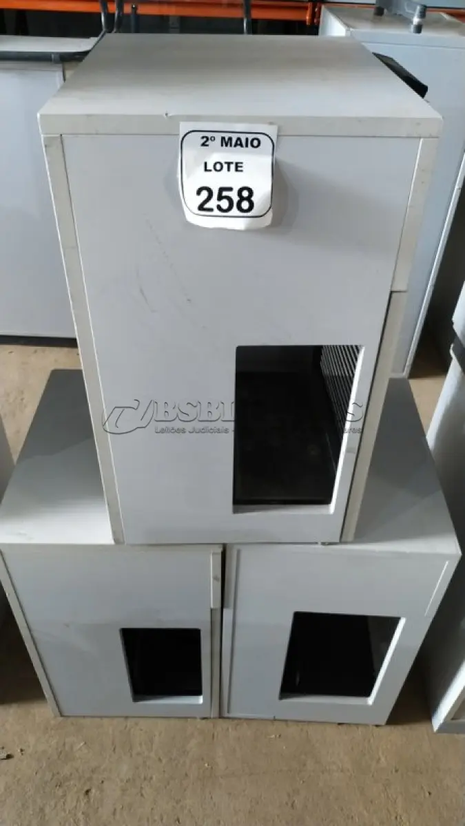 LOTE 258 - 03 ARMÁRIOS PARA CPU COM 01 PORTA E 01 GAVETA. (NO ESTADO) ATENÇÃO! FAZER A VISITAÇÃO ANTES DE ARREMATAR, NÃO SABEMOS SE FUNCIONA, LEILÃO NÃO TEM GARANTIA E NEM DEVOLUÇÃO, SUJEITO A POSSÍVEIS AVARIAS VISÍVEIS/OCULTAS E/OU AUSÊNCIA DE COMPONENTES.