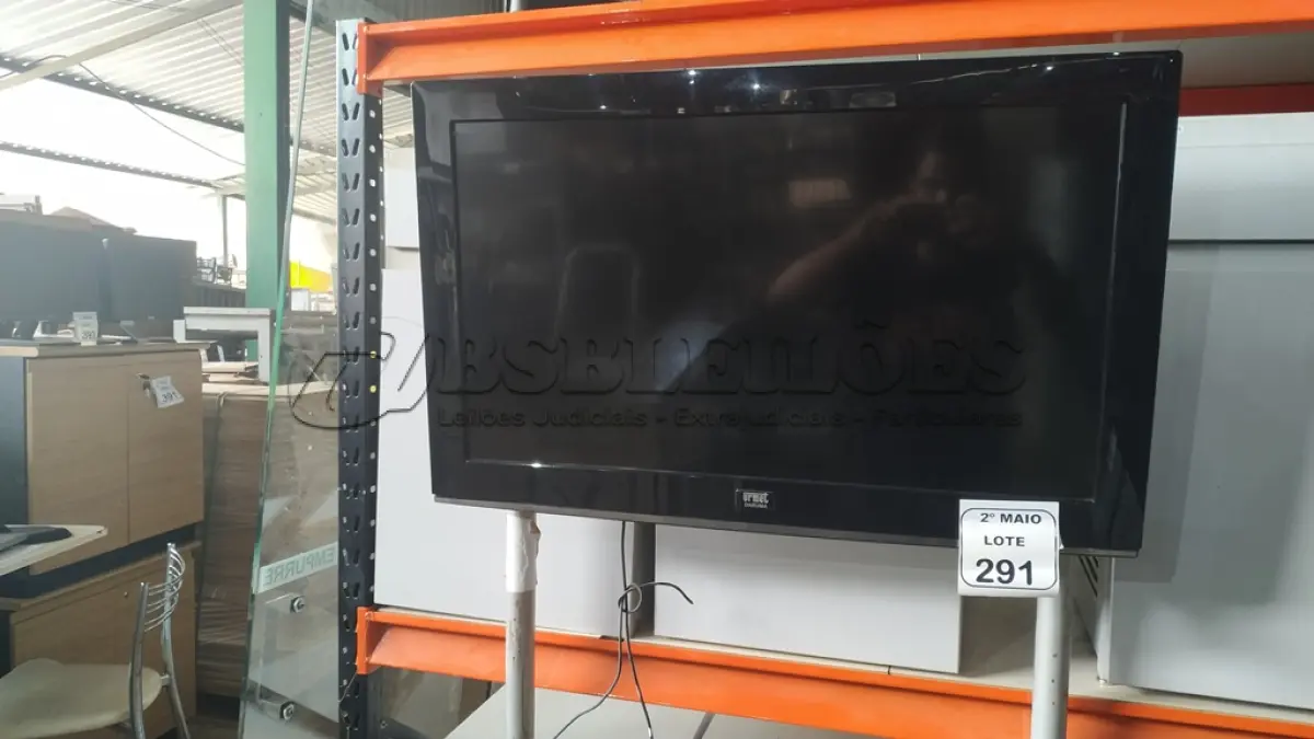 LOTE 291 - 01TV LCD 32’’ MARCA URMET DARUMA SEM CONTROLE. (NO ESTADO) ATENÇÃO! FAZER A VISITAÇÃO ANTES DE ARREMATAR, NÃO SABEMOS SE FUNCIONA, LEILÃO NÃO TEM GARANTIA E NEM DEVOLUÇÃO, SUJEITO A POSSÍVEIS AVARIAS VISÍVEIS/OCULTAS E/OU AUSÊNCIA DE COMPONENTES.