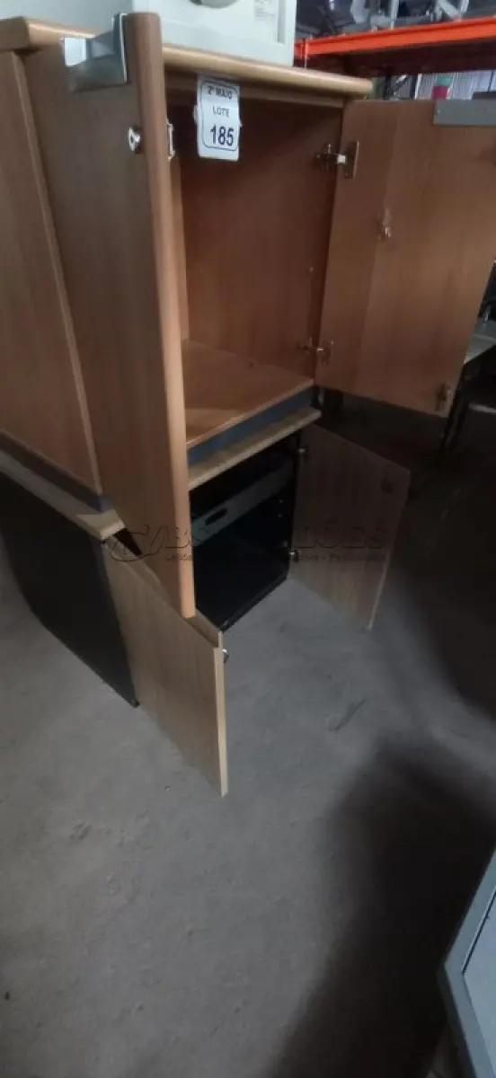 LOTE 185 - 02 ARMÁRIOS BAIXOS EM MADEIRA COM 02 PORTAS. (NO ESTADO) ATENÇÃO! FAZER A VISITAÇÃO ANTES DE ARREMATAR, NÃO SABEMOS SE FUNCIONA, LEILÃO NÃO TEM GARANTIA E NEM DEVOLUÇÃO, SUJEITO A POSSÍVEIS AVARIAS VISÍVEIS/OCULTAS E/OU AUSÊNCIA DE COMPONENTES.