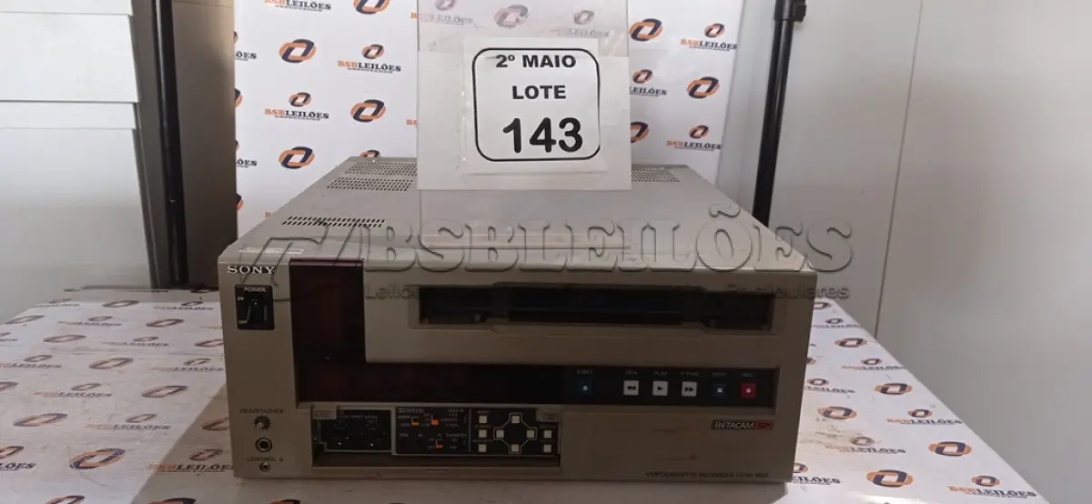 LOTE 143 - 01 GRAVADOR DE VÍDEO MODELO BETACAM SP UVW-1800 MARCA SONY. (NO ESTADO) ATENÇÃO! FAZER A VISITAÇÃO ANTES DE ARREMATAR, NÃO SABEMOS SE FUNCIONA, LEILÃO NÃO TEM GARANTIA E NEM DEVOLUÇÃO, SUJEITO A POSSÍVEIS AVARIAS VISÍVEIS/OCULTAS E/OU AUSÊNCIA DE COMPONENTES.