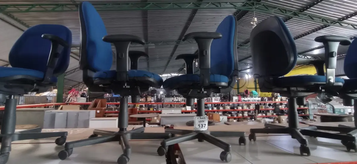 LOTE 137 - 01 CADEIRA DE ESCRITÓRIO GIRATÓRIA NA COR AZUL. (NO ESTADO) ATENÇÃO! FAZER A VISITAÇÃO ANTES DE ARREMATAR, NÃO SABEMOS SE FUNCIONA, LEILÃO NÃO TEM GARANTIA E NEM DEVOLUÇÃO, SUJEITO A POSSÍVEIS AVARIAS VISÍVEIS/OCULTAS E/OU AUSÊNCIA DE COMPONENTES.