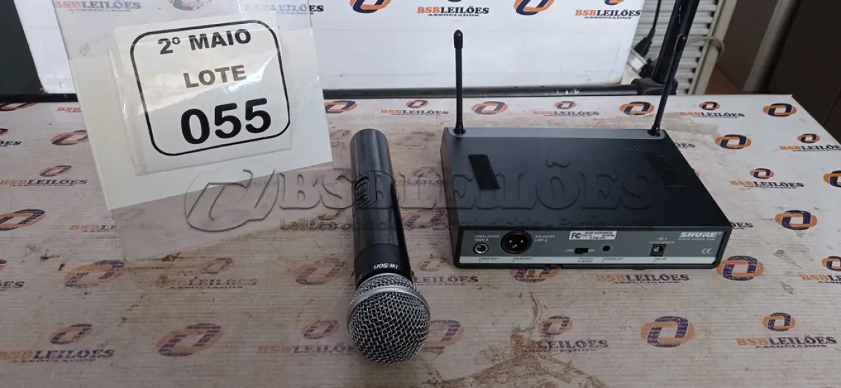 LOTE 055 - 01 MICROFONE COM RECEPTOR MARCA SHURE. (NO ESTADO) ATENÇÃO! FAZER A VISITAÇÃO ANTES DE ARREMATAR, NÃO SABEMOS SE FUNCIONA, LEILÃO NÃO TEM GARANTIA E NEM DEVOLUÇÃO, SUJEITO A POSSÍVEIS AVARIAS VISÍVEIS/OCULTAS E/OU AUSÊNCIA DE COMPONENTES.
