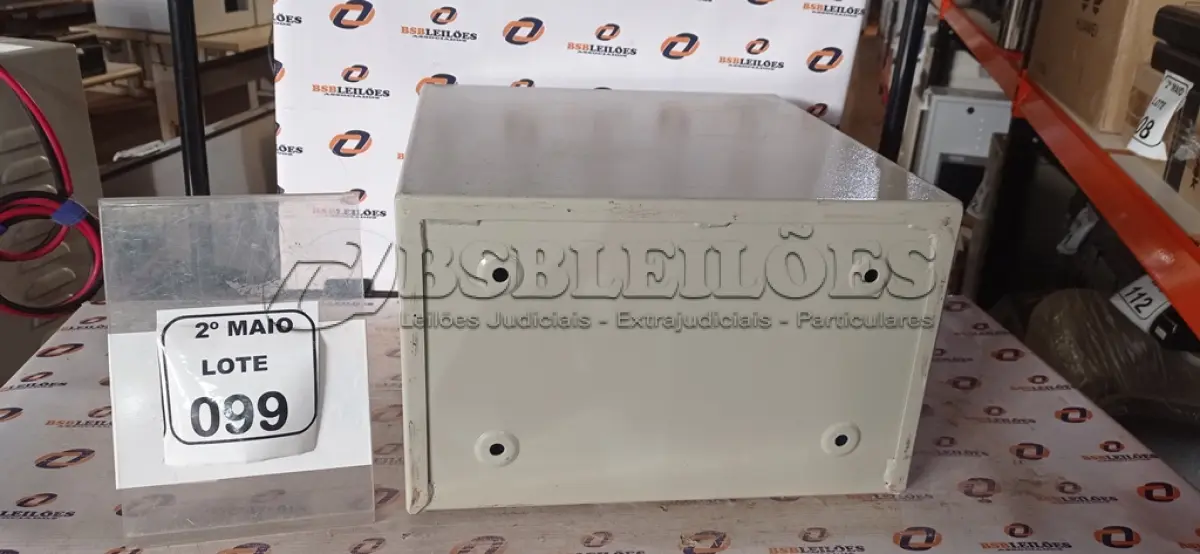 LOTE 099 - 01 COFRE DIGITAL. (NO ESTADO) ATENÇÃO! FAZER A VISITAÇÃO ANTES DE ARREMATAR, NÃO SABEMOS SE FUNCIONA, LEILÃO NÃO TEM GARANTIA E NEM DEVOLUÇÃO, SUJEITO A POSSÍVEIS AVARIAS VISÍVEIS/OCULTAS E/OU AUSÊNCIA DE COMPONENTES.