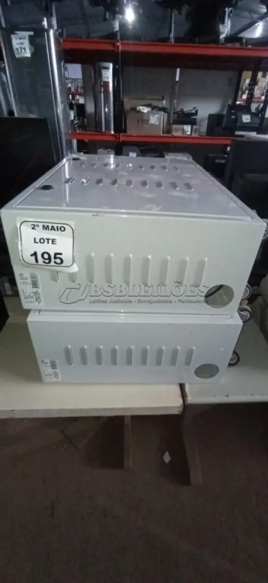 LOTE 195 - 02 BANCOS DE BATERIAS VAZIOS. (NO ESTADO) ATENÇÃO! FAZER A VISITAÇÃO ANTES DE ARREMATAR, NÃO SABEMOS SE FUNCIONA, LEILÃO NÃO TEM GARANTIA E NEM DEVOLUÇÃO, SUJEITO A POSSÍVEIS AVARIAS VISÍVEIS/OCULTAS E/OU AUSÊNCIA DE COMPONENTES.