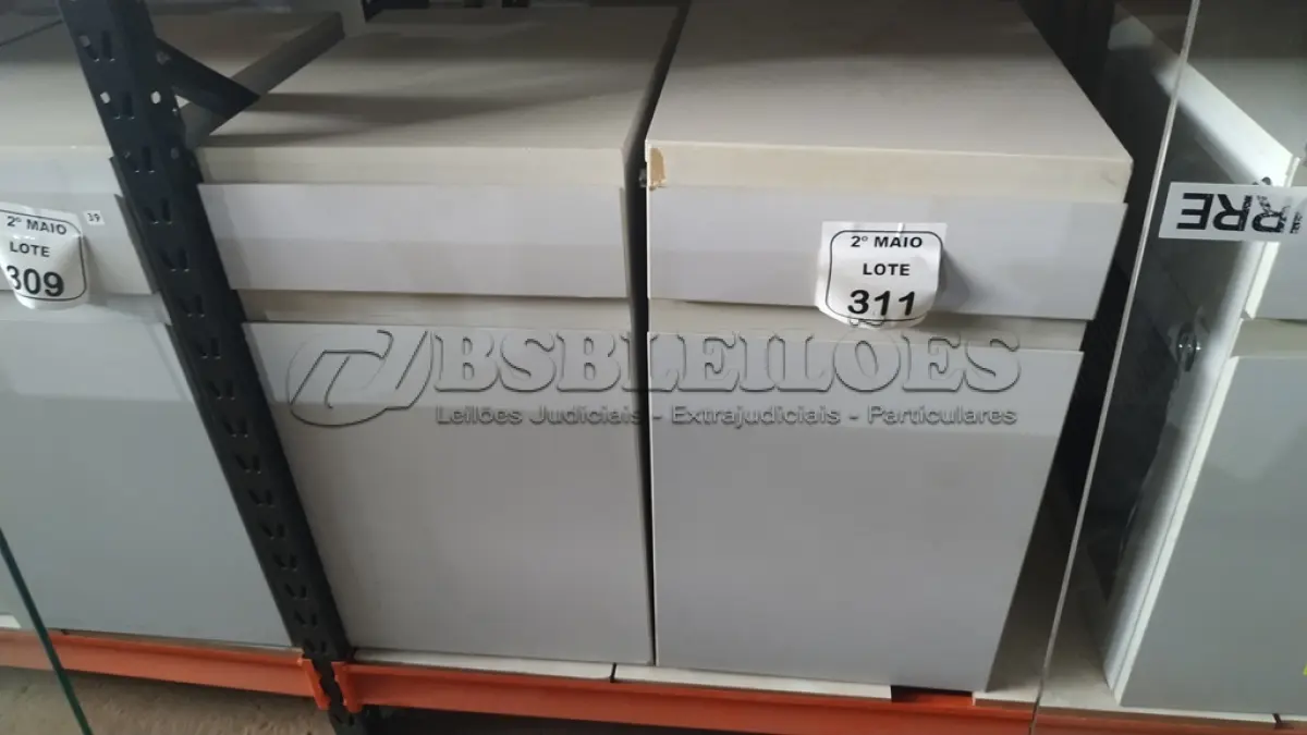 LOTE 311 - 02 ARMÁRIOS PARA CPU COM 01 PORTA E 01 GAVETA. (NO ESTADO) ATENÇÃO! FAZER A VISITAÇÃO ANTES DE ARREMATAR, NÃO SABEMOS SE FUNCIONA, LEILÃO NÃO TEM GARANTIA E NEM DEVOLUÇÃO, SUJEITO A POSSÍVEIS AVARIAS VISÍVEIS/OCULTAS E/OU AUSÊNCIA DE COMPONENTES.