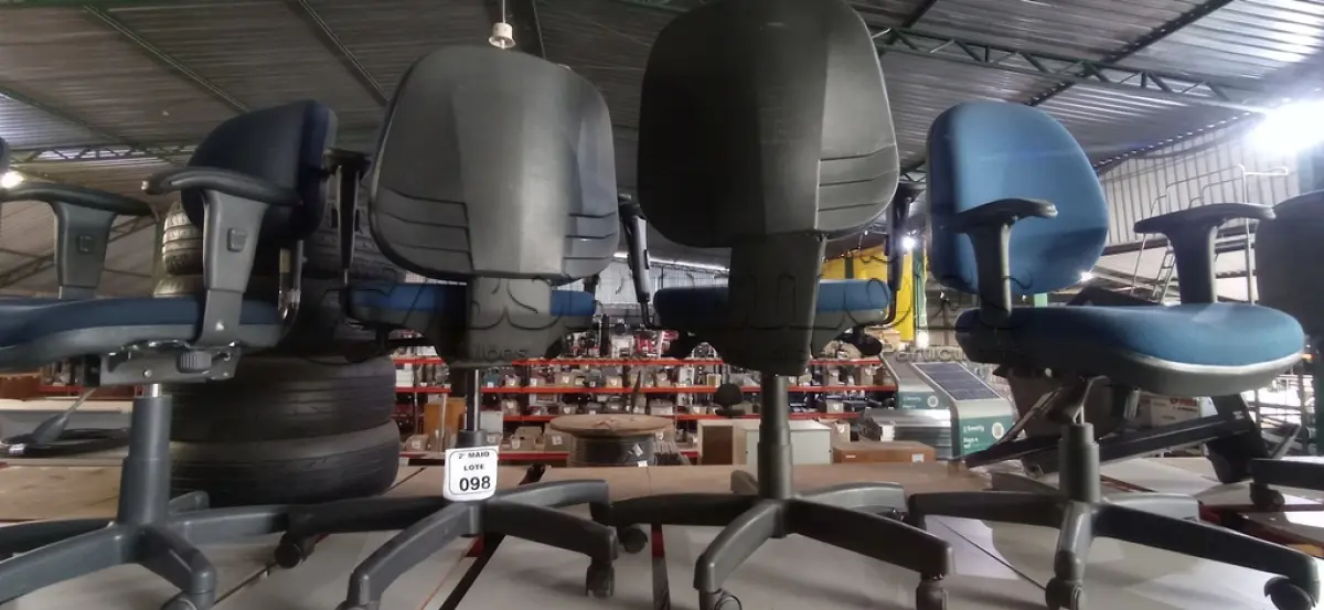 LOTE 098 - 02 CADEIRAS DE ESCRITÓRIO GIRATÓRIAS NA COR AZUL. (NO ESTADO) ATENÇÃO! FAZER A VISITAÇÃO ANTES DE ARREMATAR, NÃO SABEMOS SE FUNCIONA, LEILÃO NÃO TEM GARANTIA E NEM DEVOLUÇÃO, SUJEITO A POSSÍVEIS AVARIAS VISÍVEIS/OCULTAS E/OU AUSÊNCIA DE COMPONENTES.