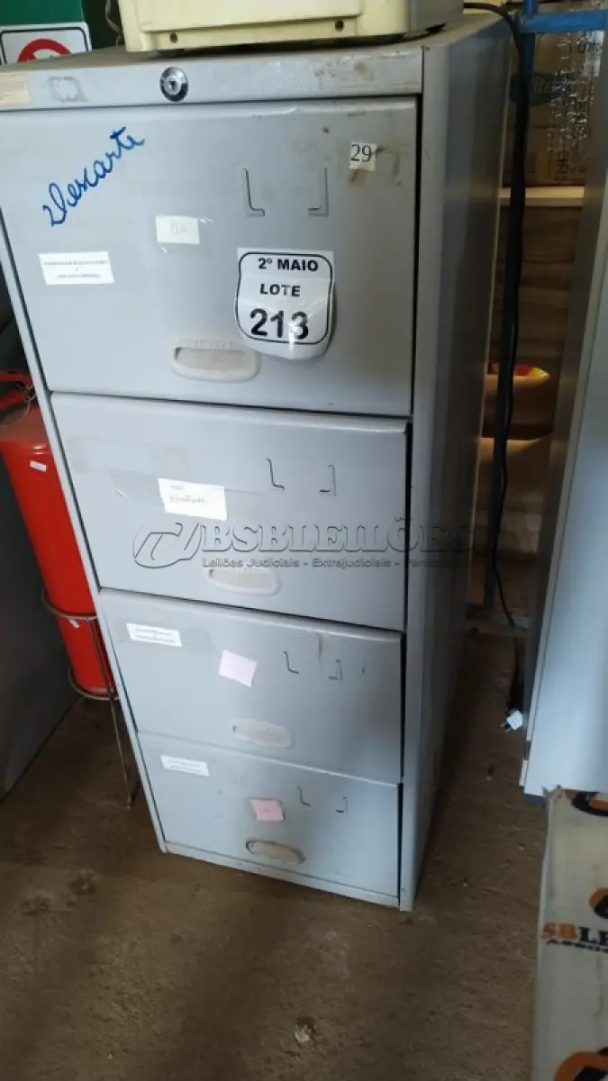 LOTE 213 - 01 ARQUIVO DE AÇO COM 04 GAVETAS. (NO ESTADO) ATENÇÃO! FAZER A VISITAÇÃO ANTES DE ARREMATAR, NÃO SABEMOS SE FUNCIONA, LEILÃO NÃO TEM GARANTIA E NEM DEVOLUÇÃO, SUJEITO A POSSÍVEIS AVARIAS VISÍVEIS/OCULTAS E/OU AUSÊNCIA DE COMPONENTES.