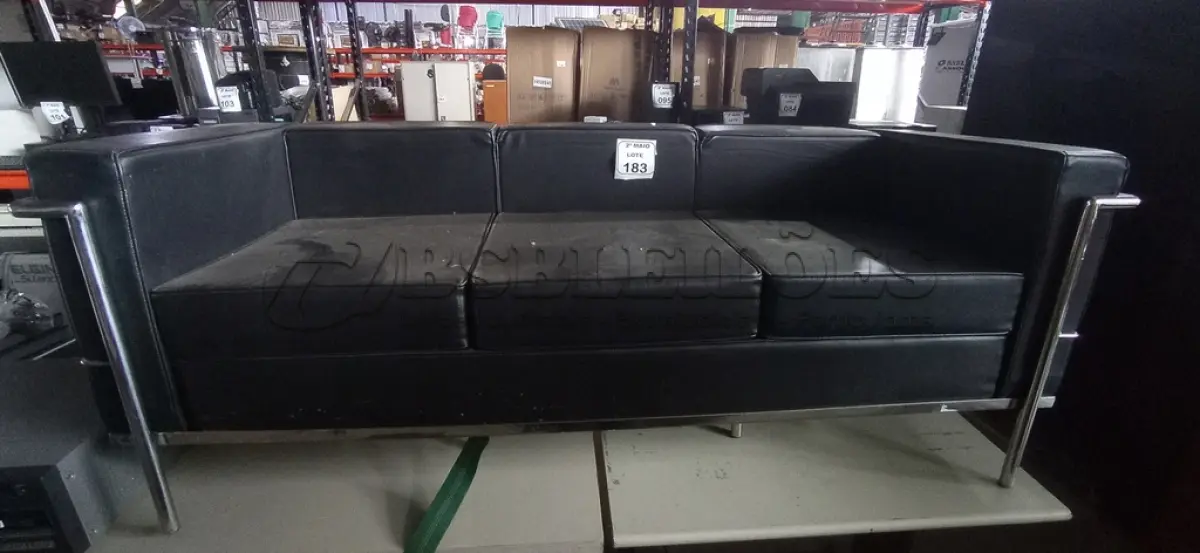 LOTE 183 - 01 SOFÁ DE 03 LUGARES COM ESTRUTURA DE METAL E ASSENTO ALMOFADADO NA COR PRETA. (NO ESTADO) ATENÇÃO! FAZER A VISITAÇÃO ANTES DE ARREMATAR, NÃO SABEMOS SE FUNCIONA, LEILÃO NÃO TEM GARANTIA E NEM DEVOLUÇÃO, SUJEITO A POSSÍVEIS AVARIAS VISÍVEIS/OCULTAS E/OU AUSÊNCIA DE COMPONENTES.