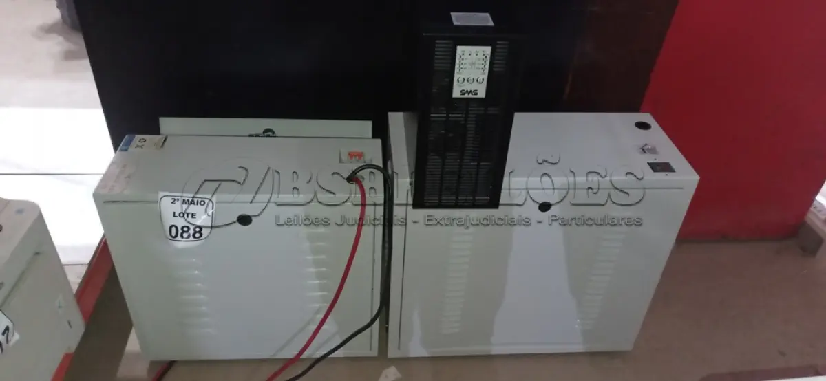 LOTE 088 - 01 BANCO DE BATERIAS VAZIO E 01 NOBREAK. (NO ESTADO) ATENÇÃO! FAZER A VISITAÇÃO ANTES DE ARREMATAR, NÃO SABEMOS SE FUNCIONA, LEILÃO NÃO TEM GARANTIA E NEM DEVOLUÇÃO, SUJEITO A POSSÍVEIS AVARIAS VISÍVEIS/OCULTAS E/OU AUSÊNCIA DE COMPONENTES.