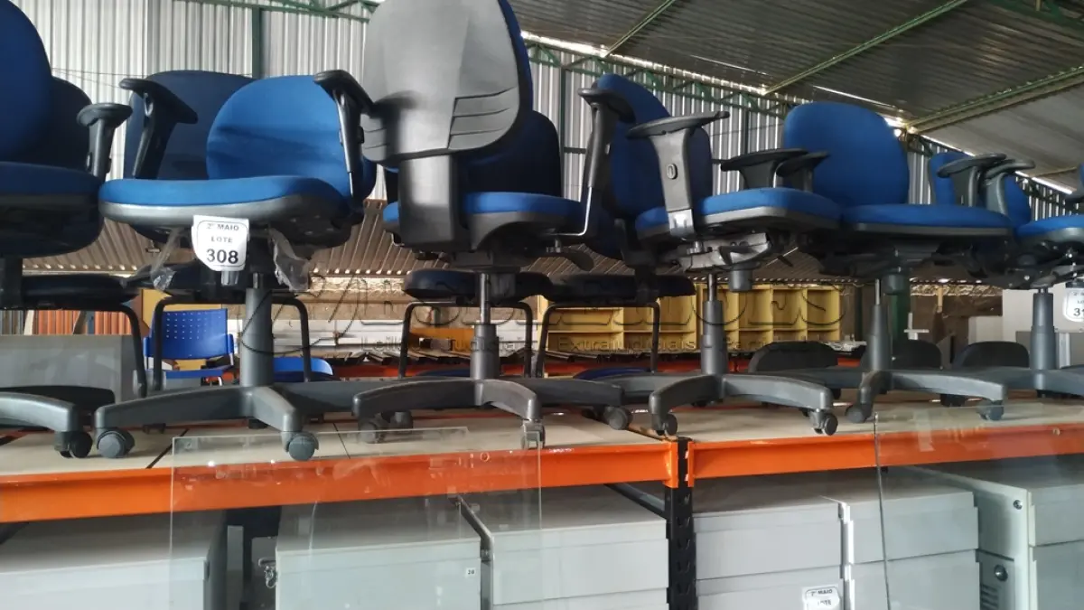 LOTE 308 - 03 CADEIRAS DE ESCRITÓRIO GIRATÓRIAS NA COR AZUL. (NO ESTADO) ATENÇÃO! FAZER A VISITAÇÃO ANTES DE ARREMATAR, NÃO SABEMOS SE FUNCIONA, LEILÃO NÃO TEM GARANTIA E NEM DEVOLUÇÃO, SUJEITO A POSSÍVEIS AVARIAS VISÍVEIS/OCULTAS E/OU AUSÊNCIA DE COMPONENTES.