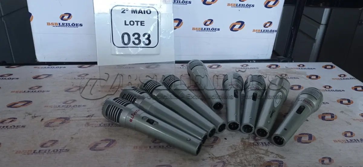 LOTE 033 - 09 MICROFONES. (NO ESTADO) ATENÇÃO! FAZER A VISITAÇÃO ANTES DE ARREMATAR, NÃO SABEMOS SE FUNCIONA, LEILÃO NÃO TEM GARANTIA E NEM DEVOLUÇÃO, SUJEITO A POSSÍVEIS AVARIAS VISÍVEIS/OCULTAS E/OU AUSÊNCIA DE COMPONENTES.