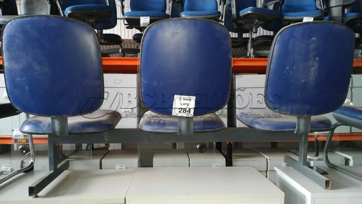 LOTE 284 - 01 CADEIRA TIPO LONGARINA COM 03 ASSENTOS. (NO ESTADO) ATENÇÃO! FAZER A VISITAÇÃO ANTES DE ARREMATAR, NÃO SABEMOS SE FUNCIONA, LEILÃO NÃO TEM GARANTIA E NEM DEVOLUÇÃO, SUJEITO A POSSÍVEIS AVARIAS VISÍVEIS/OCULTAS E/OU AUSÊNCIA DE COMPONENTES.