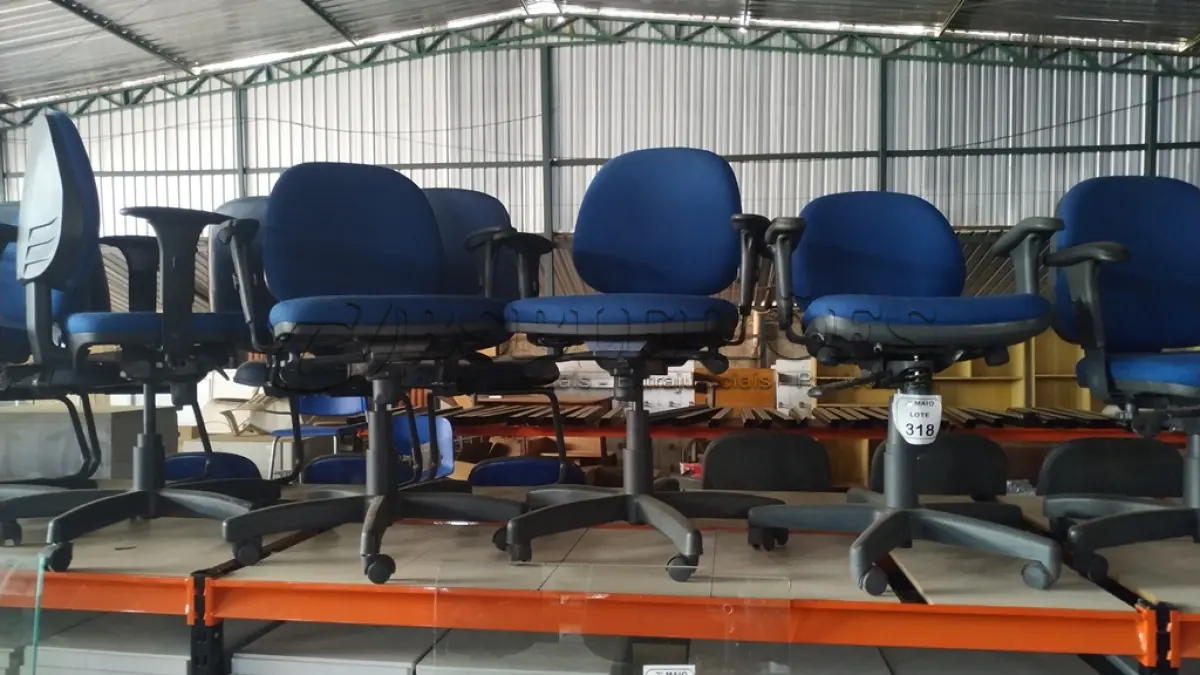 LOTE 318 - 03 CADEIRAS DE ESCRITÓRIO GIRATÓRIAS NA COR AZUL. (NO ESTADO) ATENÇÃO! FAZER A VISITAÇÃO ANTES DE ARREMATAR, NÃO SABEMOS SE FUNCIONA, LEILÃO NÃO TEM GARANTIA E NEM DEVOLUÇÃO, SUJEITO A POSSÍVEIS AVARIAS VISÍVEIS/OCULTAS E/OU AUSÊNCIA DE COMPONENTES.