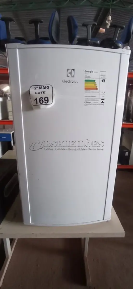 LOTE 169 - 01 FRIGOBAR 220V MARCA ELECTROLUX. (NO ESTADO) ATENÇÃO! FAZER A VISITAÇÃO ANTES DE ARREMATAR, NÃO SABEMOS SE FUNCIONA, LEILÃO NÃO TEM GARANTIA E NEM DEVOLUÇÃO, SUJEITO A POSSÍVEIS AVARIAS VISÍVEIS/OCULTAS E/OU AUSÊNCIA DE COMPONENTES.
