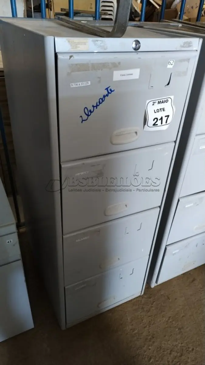 LOTE 217 - 01 ARQUIVO DE AÇO COM 04 GAVETAS. (NO ESTADO) ATENÇÃO! FAZER A VISITAÇÃO ANTES DE ARREMATAR, NÃO SABEMOS SE FUNCIONA, LEILÃO NÃO TEM GARANTIA E NEM DEVOLUÇÃO, SUJEITO A POSSÍVEIS AVARIAS VISÍVEIS/OCULTAS E/OU AUSÊNCIA DE COMPONENTES.