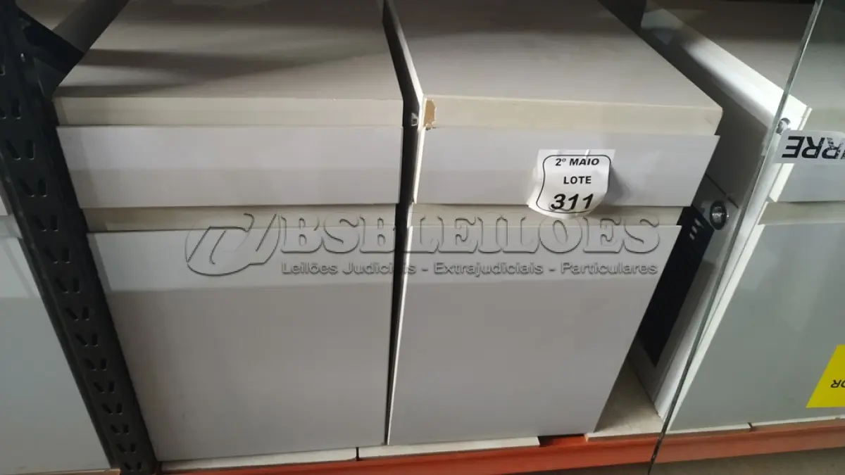 LOTE 311 - 02 ARMÁRIOS PARA CPU COM 01 PORTA E 01 GAVETA. (NO ESTADO) ATENÇÃO! FAZER A VISITAÇÃO ANTES DE ARREMATAR, NÃO SABEMOS SE FUNCIONA, LEILÃO NÃO TEM GARANTIA E NEM DEVOLUÇÃO, SUJEITO A POSSÍVEIS AVARIAS VISÍVEIS/OCULTAS E/OU AUSÊNCIA DE COMPONENTES.