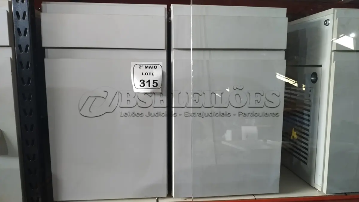 LOTE 315 - 02 ARMÁRIOS PARA CPU COM 01 PORTA E 01 GAVETA. (NO ESTADO) ATENÇÃO! FAZER A VISITAÇÃO ANTES DE ARREMATAR, NÃO SABEMOS SE FUNCIONA, LEILÃO NÃO TEM GARANTIA E NEM DEVOLUÇÃO, SUJEITO A POSSÍVEIS AVARIAS VISÍVEIS/OCULTAS E/OU AUSÊNCIA DE COMPONENTES.