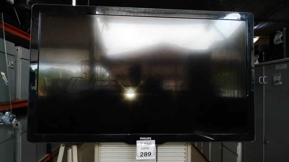 LOTE 289 - 01 TV LCD 52’’ MARCA PHILIPS SEM CONTROLE. (NO ESTADO) ATENÇÃO! FAZER A VISITAÇÃO ANTES DE ARREMATAR, NÃO SABEMOS SE FUNCIONA, LEILÃO NÃO TEM GARANTIA E NEM DEVOLUÇÃO, SUJEITO A POSSÍVEIS AVARIAS VISÍVEIS/OCULTAS E/OU AUSÊNCIA DE COMPONENTES.