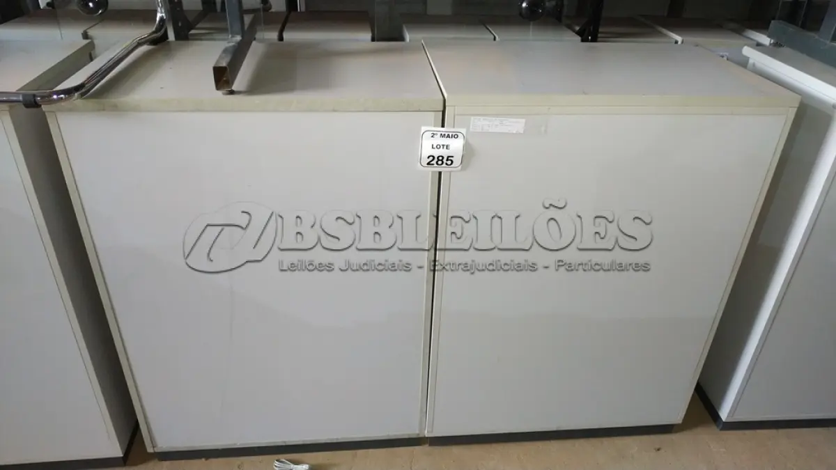 LOTE 285 - 02 ARMÁRIOS EM MADEIRA COM 02 PORTAS CADA. (NO ESTADO) ATENÇÃO! FAZER A VISITAÇÃO ANTES DE ARREMATAR, NÃO SABEMOS SE FUNCIONA, LEILÃO NÃO TEM GARANTIA E NEM DEVOLUÇÃO, SUJEITO A POSSÍVEIS AVARIAS VISÍVEIS/OCULTAS E/OU AUSÊNCIA DE COMPONENTES.