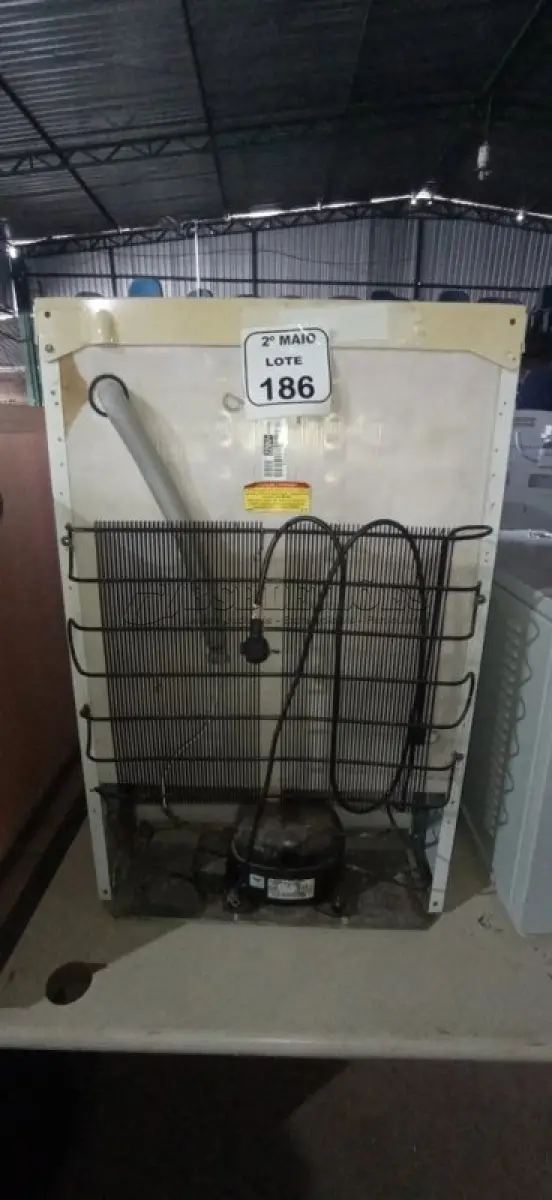 LOTE 186 - 01 FRIGOBAR 220V MARCA ELECTROLUX. (NO ESTADO) ATENÇÃO! FAZER A VISITAÇÃO ANTES DE ARREMATAR, NÃO SABEMOS SE FUNCIONA, LEILÃO NÃO TEM GARANTIA E NEM DEVOLUÇÃO, SUJEITO A POSSÍVEIS AVARIAS VISÍVEIS/OCULTAS E/OU AUSÊNCIA DE COMPONENTES.