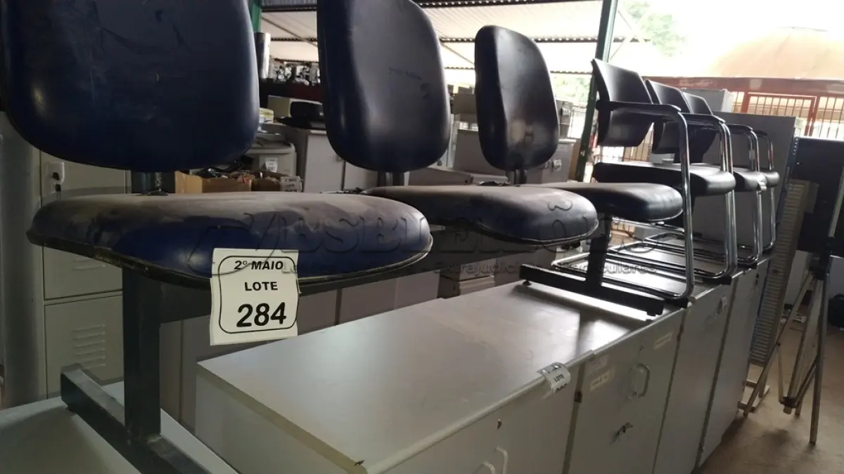 LOTE 284 - 01 CADEIRA TIPO LONGARINA COM 03 ASSENTOS. (NO ESTADO) ATENÇÃO! FAZER A VISITAÇÃO ANTES DE ARREMATAR, NÃO SABEMOS SE FUNCIONA, LEILÃO NÃO TEM GARANTIA E NEM DEVOLUÇÃO, SUJEITO A POSSÍVEIS AVARIAS VISÍVEIS/OCULTAS E/OU AUSÊNCIA DE COMPONENTES.