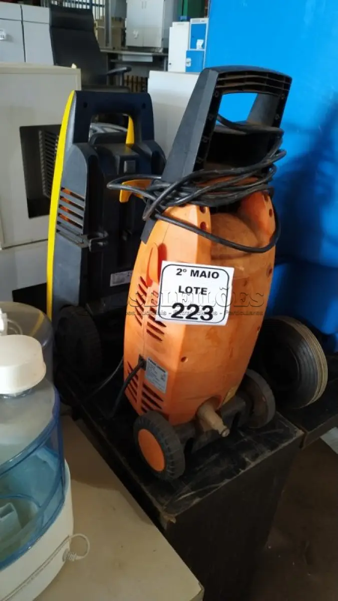 LOTE 223 - 02 MÁQUINAS DE ALTA PRESSÃO INCOMPLETAS 220V MARCAS ELECTROLUX E BLACK DECKER. (NO ESTADO) ATENÇÃO! FAZER A VISITAÇÃO ANTES DE ARREMATAR, NÃO SABEMOS SE FUNCIONA, LEILÃO NÃO TEM GARANTIA E NEM DEVOLUÇÃO, SUJEITO A POSSÍVEIS AVARIAS VISÍVEIS/OCULTAS E/OU AUSÊNCIA DE COMPONENTES.