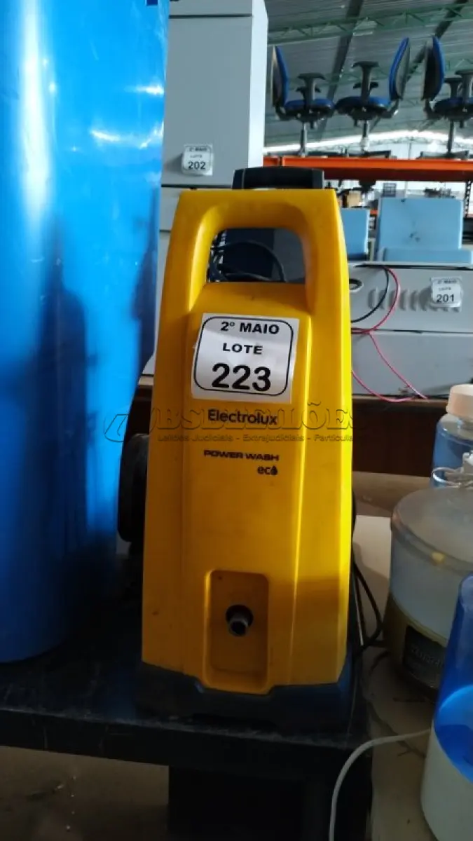 LOTE 223 - 02 MÁQUINAS DE ALTA PRESSÃO INCOMPLETAS 220V MARCAS ELECTROLUX E BLACK DECKER. (NO ESTADO) ATENÇÃO! FAZER A VISITAÇÃO ANTES DE ARREMATAR, NÃO SABEMOS SE FUNCIONA, LEILÃO NÃO TEM GARANTIA E NEM DEVOLUÇÃO, SUJEITO A POSSÍVEIS AVARIAS VISÍVEIS/OCULTAS E/OU AUSÊNCIA DE COMPONENTES.