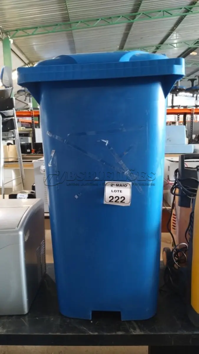 LOTE 222 - 01 LIXEIRA DE 240L NA COR AZUL. (NO ESTADO) ATENÇÃO! FAZER A VISITAÇÃO ANTES DE ARREMATAR, NÃO SABEMOS SE FUNCIONA, LEILÃO NÃO TEM GARANTIA E NEM DEVOLUÇÃO, SUJEITO A POSSÍVEIS AVARIAS VISÍVEIS/OCULTAS E/OU AUSÊNCIA DE COMPONENTES.