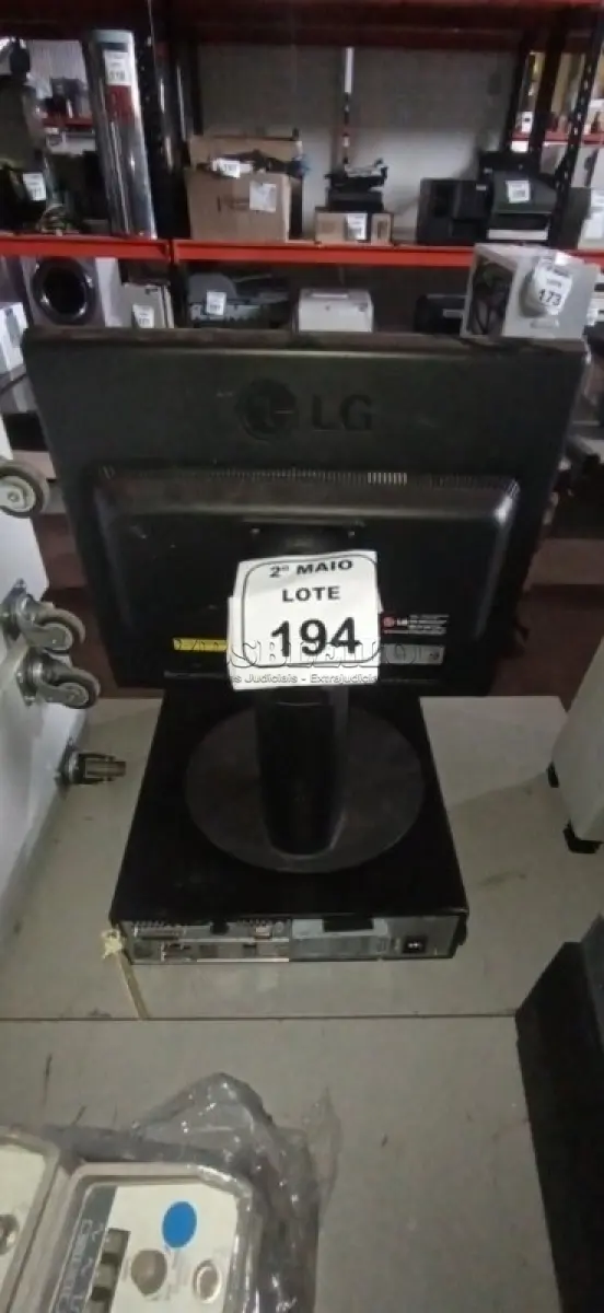 LOTE 194 - 01 CPU MARCA POSITIVO E 01 MONITOR MARCA LG. (NO ESTADO) ATENÇÃO! FAZER A VISITAÇÃO ANTES DE ARREMATAR, NÃO SABEMOS SE FUNCIONA, LEILÃO NÃO TEM GARANTIA E NEM DEVOLUÇÃO, SUJEITO A POSSÍVEIS AVARIAS VISÍVEIS/OCULTAS E/OU AUSÊNCIA DE COMPONENTES.