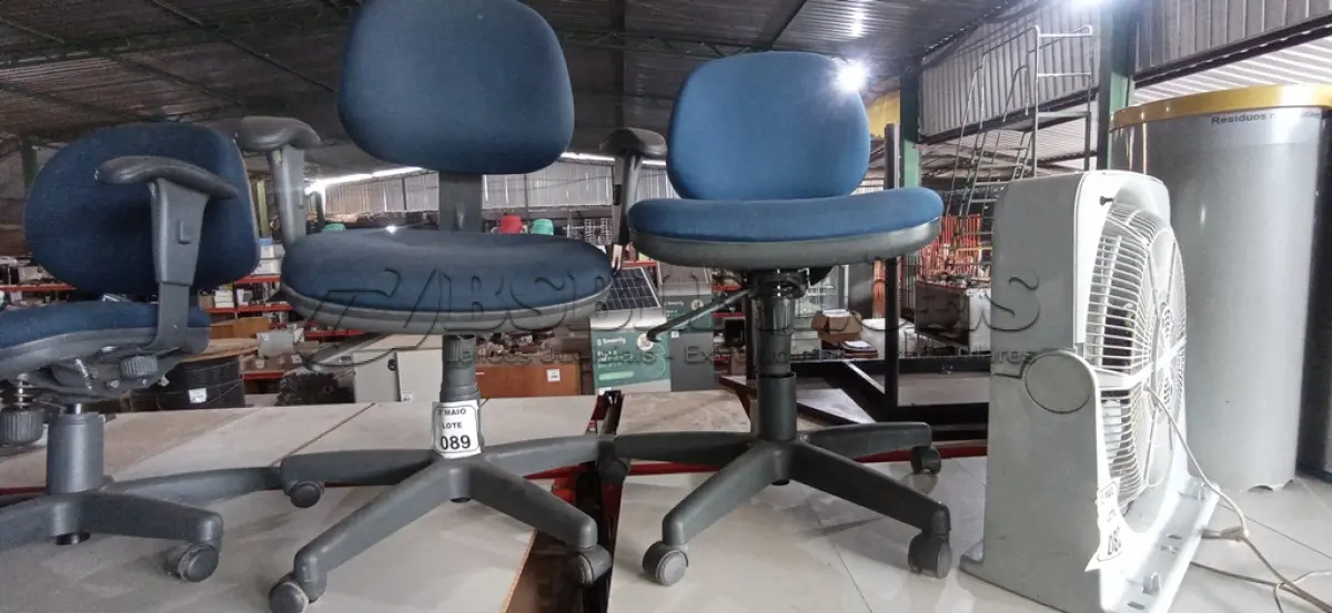 LOTE 089 - 02 CADEIRAS DE ESCRITÓRIO GIRATÓRIAS NA COR AZUL. (NO ESTADO) ATENÇÃO! FAZER A VISITAÇÃO ANTES DE ARREMATAR, NÃO SABEMOS SE FUNCIONA, LEILÃO NÃO TEM GARANTIA E NEM DEVOLUÇÃO, SUJEITO A POSSÍVEIS AVARIAS VISÍVEIS/OCULTAS E/OU AUSÊNCIA DE COMPONENTES.