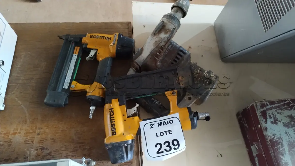 LOTE 239 - 02 GRAMPEADORES DE PISO MARCA BOSTITCH E 01 MARTELETE PERFURADOR. (NO ESTADO) ATENÇÃO! FAZER A VISITAÇÃO ANTES DE ARREMATAR, NÃO SABEMOS SE FUNCIONA, LEILÃO NÃO TEM GARANTIA E NEM DEVOLUÇÃO, SUJEITO A POSSÍVEIS AVARIAS VISÍVEIS/OCULTAS E/OU AUSÊNCIA DE COMPONENTES.