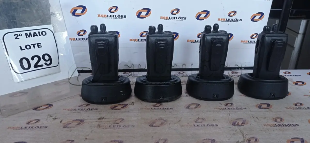 LOTE 029 - 04 RÁDIOS COMUNICADORES MODELO EP450S COM BASE DE CARREGADOR. (NO ESTADO) ATENÇÃO! FAZER A VISITAÇÃO ANTES DE ARREMATAR, NÃO SABEMOS SE FUNCIONA, LEILÃO NÃO TEM GARANTIA E NEM DEVOLUÇÃO, SUJEITO A POSSÍVEIS AVARIAS VISÍVEIS/OCULTAS E/OU AUSÊNCIA DE COMPONENTES.