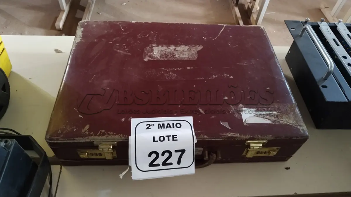 LOTE 227 - 01 MALETA COM SENHA E 01 BALANÇA MARCA KRATOS. (NO ESTADO) ATENÇÃO! FAZER A VISITAÇÃO ANTES DE ARREMATAR, NÃO SABEMOS SE FUNCIONA, LEILÃO NÃO TEM GARANTIA E NEM DEVOLUÇÃO, SUJEITO A POSSÍVEIS AVARIAS VISÍVEIS/OCULTAS E/OU AUSÊNCIA DE COMPONENTES.