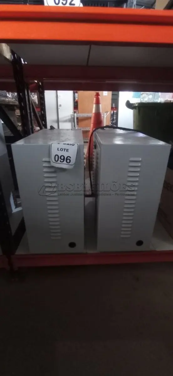 LOTE 096 - 02 BANCOS DE BATERIAS VAZIO. (NO ESTADO) ATENÇÃO! FAZER A VISITAÇÃO ANTES DE ARREMATAR, NÃO SABEMOS SE FUNCIONA, LEILÃO NÃO TEM GARANTIA E NEM DEVOLUÇÃO, SUJEITO A POSSÍVEIS AVARIAS VISÍVEIS/OCULTAS E/OU AUSÊNCIA DE COMPONENTES.