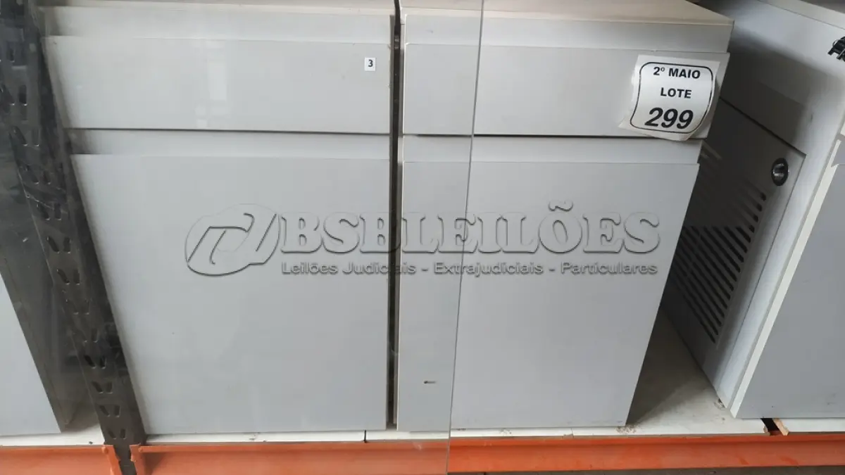 LOTE 299 - 02 ARMÁRIOS PARA CPU COM 01 PORTA E 01 GAVETA. (NO ESTADO) ATENÇÃO! FAZER A VISITAÇÃO ANTES DE ARREMATAR, NÃO SABEMOS SE FUNCIONA, LEILÃO NÃO TEM GARANTIA E NEM DEVOLUÇÃO, SUJEITO A POSSÍVEIS AVARIAS VISÍVEIS/OCULTAS E/OU AUSÊNCIA DE COMPONENTES.