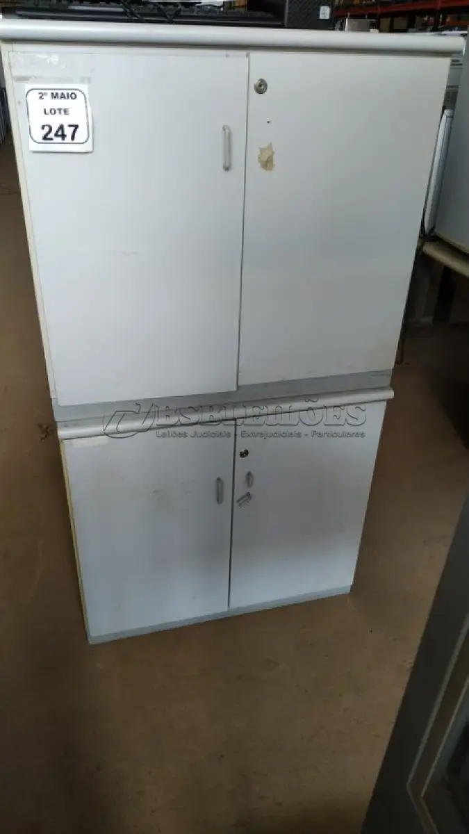 LOTE 247 - 02 ARMÁRIOS BAIXOS EM MADEIRA COM 02 PORTAS CADA. (NO ESTADO) ATENÇÃO! FAZER A VISITAÇÃO ANTES DE ARREMATAR, NÃO SABEMOS SE FUNCIONA, LEILÃO NÃO TEM GARANTIA E NEM DEVOLUÇÃO, SUJEITO A POSSÍVEIS AVARIAS VISÍVEIS/OCULTAS E/OU AUSÊNCIA DE COMPONENTES.