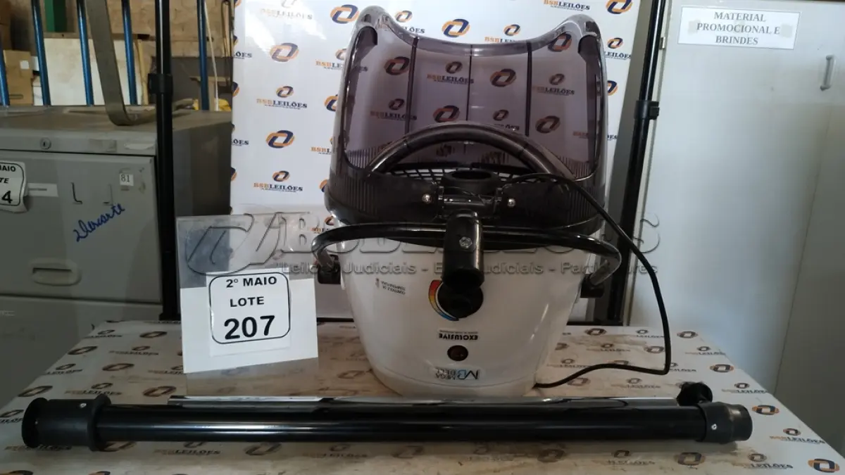 LOTE 207 - 01 SECADOR DE CABELO PROFISSIONAL 220V MARCA MEGA BELL. (NO ESTADO) ATENÇÃO! FAZER A VISITAÇÃO ANTES DE ARREMATAR, NÃO SABEMOS SE FUNCIONA, LEILÃO NÃO TEM GARANTIA E NEM DEVOLUÇÃO, SUJEITO A POSSÍVEIS AVARIAS VISÍVEIS/OCULTAS E/OU AUSÊNCIA DE COMPONENTES.