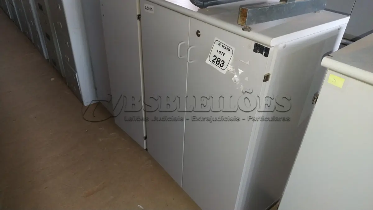 LOTE 283 - 02 ARMÁRIOS EM MADEIRA COM 02 PORTAS CADA. (NO ESTADO) ATENÇÃO! FAZER A VISITAÇÃO ANTES DE ARREMATAR, NÃO SABEMOS SE FUNCIONA, LEILÃO NÃO TEM GARANTIA E NEM DEVOLUÇÃO, SUJEITO A POSSÍVEIS AVARIAS VISÍVEIS/OCULTAS E/OU AUSÊNCIA DE COMPONENTES.