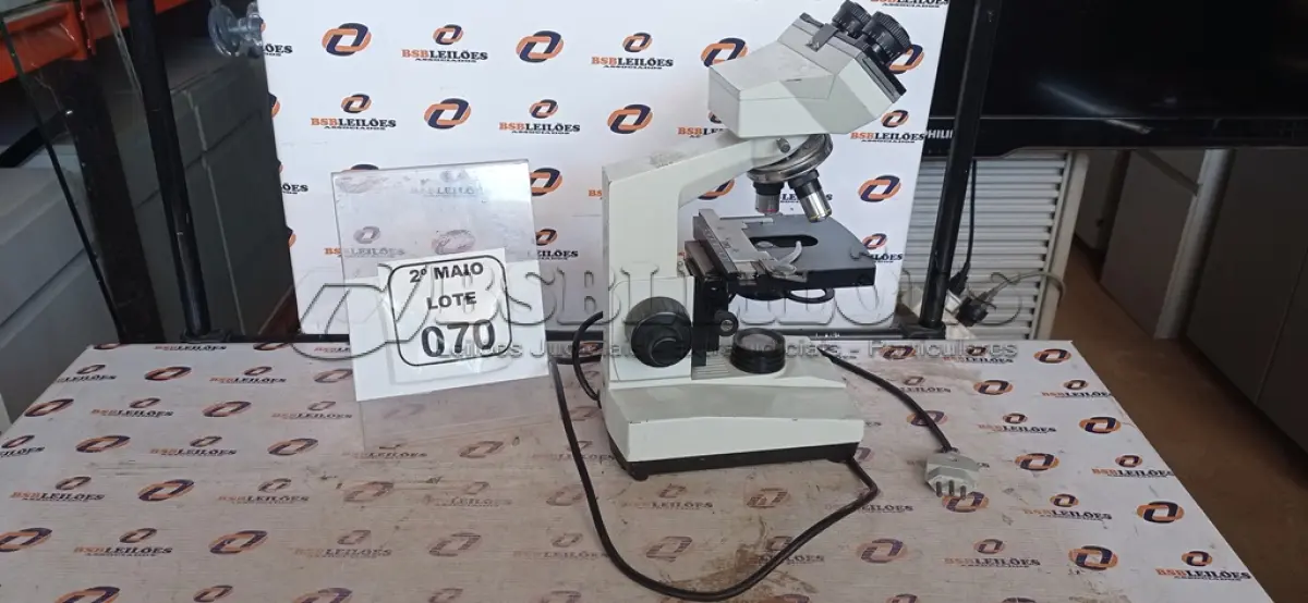 LOTE 070 - 01 MICROSCÓPIO MARCA COLEMAN. (NO ESTADO) ATENÇÃO! FAZER A VISITAÇÃO ANTES DE ARREMATAR, NÃO SABEMOS SE FUNCIONA, LEILÃO NÃO TEM GARANTIA E NEM DEVOLUÇÃO, SUJEITO A POSSÍVEIS AVARIAS VISÍVEIS/OCULTAS E/OU AUSÊNCIA DE COMPONENTES.