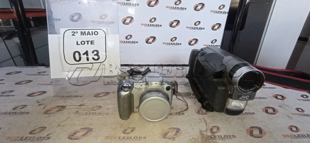LOTE 013 - 01 FILMADORA MODELO SUPER VHS MARCA JVC SEM BATERIA E 01 CÂMERA MODELO S2 IS MARCA CANON. (NO ESTADO) ATENÇÃO! FAZER A VISITAÇÃO ANTES DE ARREMATAR, NÃO SABEMOS SE FUNCIONA, LEILÃO NÃO TEM GARANTIA E NEM DEVOLUÇÃO, SUJEITO A POSSÍVEIS AVARIAS VISÍVEIS/OCULTAS E/OU AUSÊNCIA DE COMPONENTES.