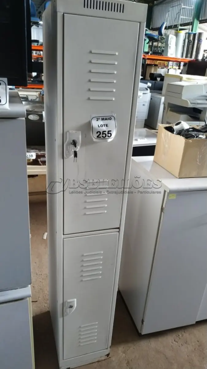 LOTE 255 - 01 ARMÁRIO ROUPEIRO DE FERRO ESTREITO DE 1,80X0,31. (NO ESTADO) ATENÇÃO! FAZER A VISITAÇÃO ANTES DE ARREMATAR, NÃO SABEMOS SE FUNCIONA, LEILÃO NÃO TEM GARANTIA E NEM DEVOLUÇÃO, SUJEITO A POSSÍVEIS AVARIAS VISÍVEIS/OCULTAS E/OU AUSÊNCIA DE COMPONENTES.