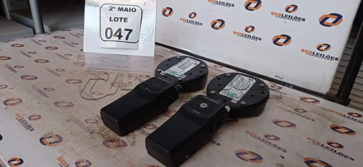 LOTE 047 - 02 RÁDIOS COMUNICADORES MODELO EP450S COM BASE DE CARREGADOR. (NO ESTADO) ATENÇÃO! FAZER A VISITAÇÃO ANTES DE ARREMATAR, NÃO SABEMOS SE FUNCIONA, LEILÃO NÃO TEM GARANTIA E NEM DEVOLUÇÃO, SUJEITO A POSSÍVEIS AVARIAS VISÍVEIS/OCULTAS E/OU AUSÊNCIA DE COMPONENTES.